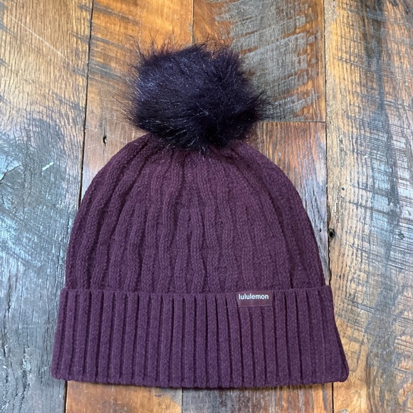 Lululemon Cable Knit Pom Beanie – Cassis (Deep Plum/Burgundy) One Size NWT - Picture 1 of 7